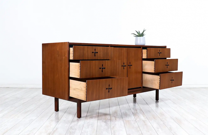 Kroehler Mfg. Co. MidCentury Modern Walnut Dresser by Kroehler Furniture