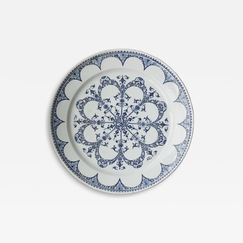 LARGE EARLY 18TH CENTURY CIRCULAR FAIENCE CHARGER