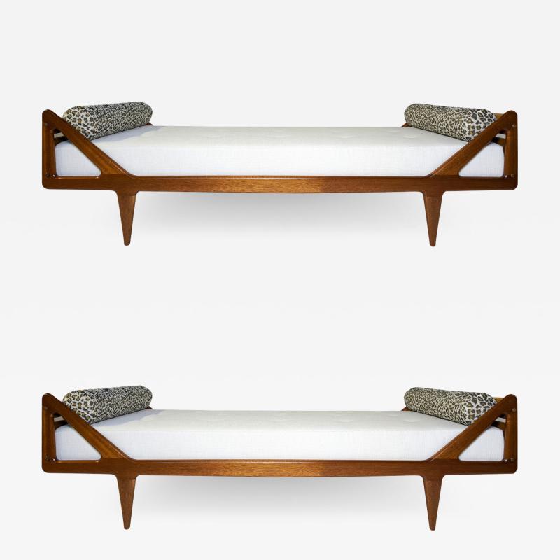 Louis Paolozzi RARE PAIR OF DAYBEDS BY LOUIS PAOLOZZI OAK AND MAHOGANY 1955 
