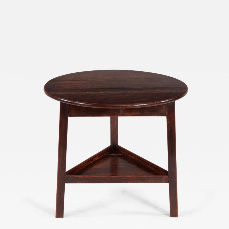 Low Cricket Table with Undershelf