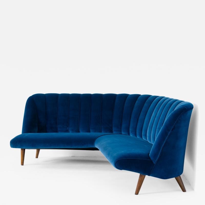 Osvaldo Borsani Corner sofa upholstered in velvet with elegant patellation on the back