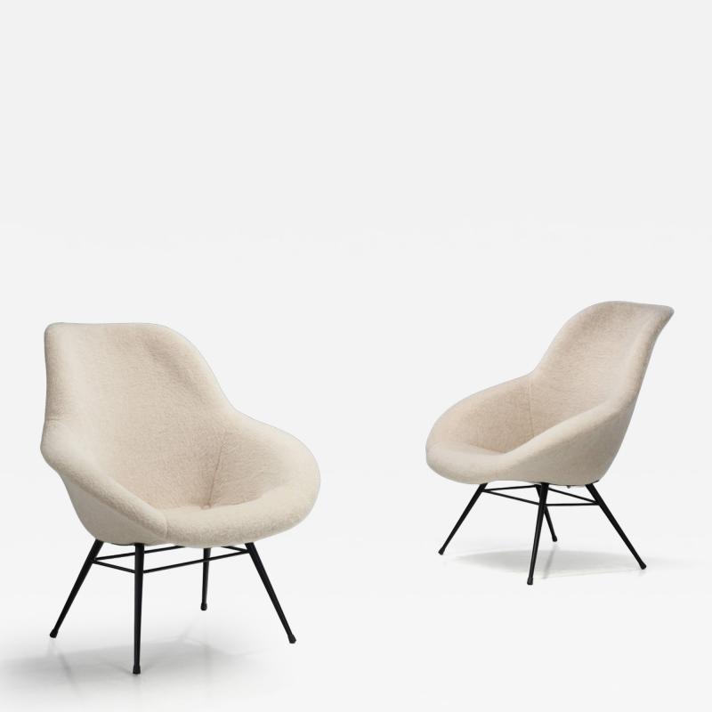 Pair of Lounge Chairs with Tubular Metal Legs Europe ca 1960s