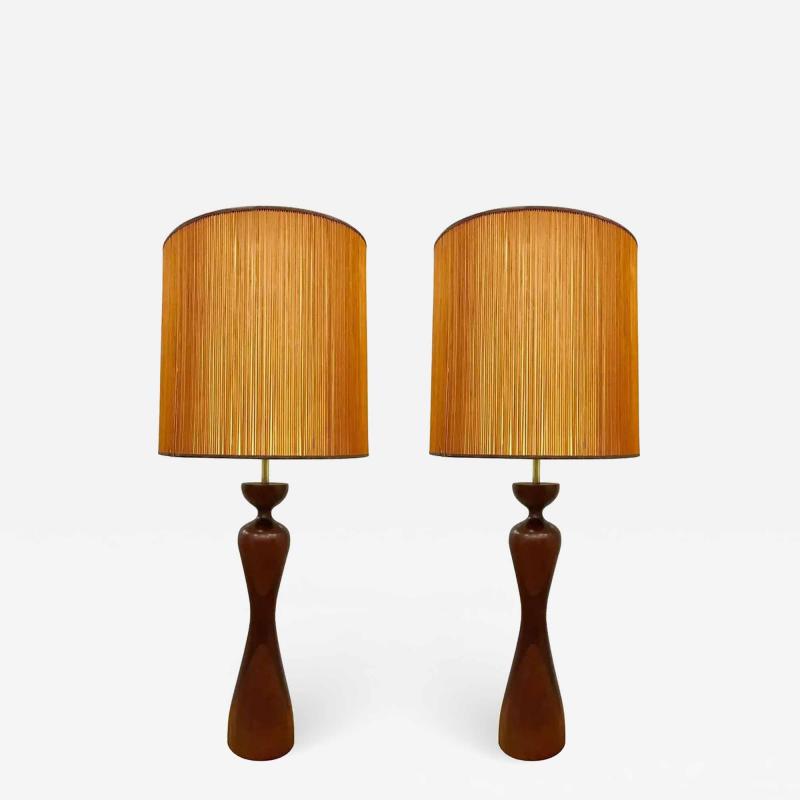 Phillip Lloyd Powell Pair of Phillip Lloyd Powell Walnut Lamps