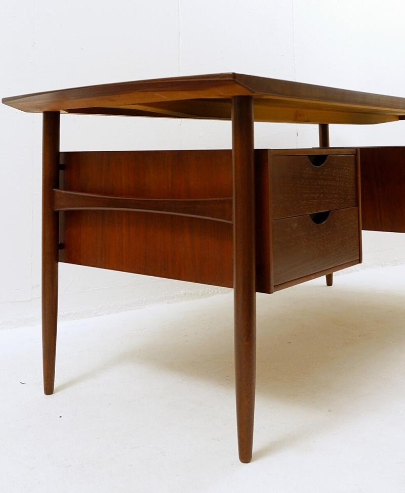 Visual Reference: Scandinavian Mid Century Wooden Desk With Drawers