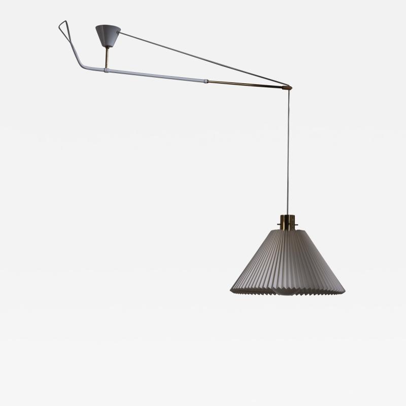 Swiveling and extending ceiling lamp
