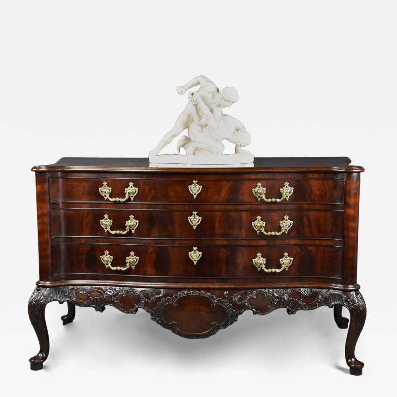 Thomas Chippendale Superb quality late 19thc serpentine commode in the Chippendale style
