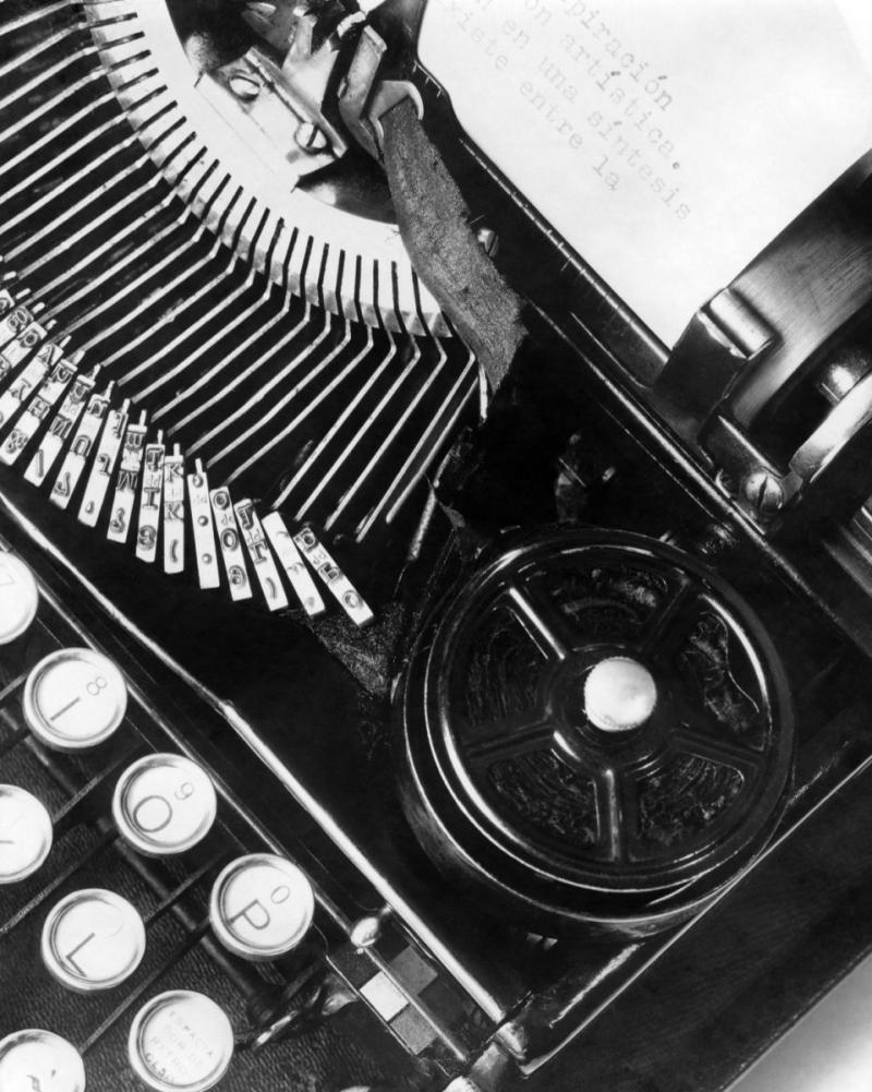 Tina Modotti Mella s Typewriter or La T cnica