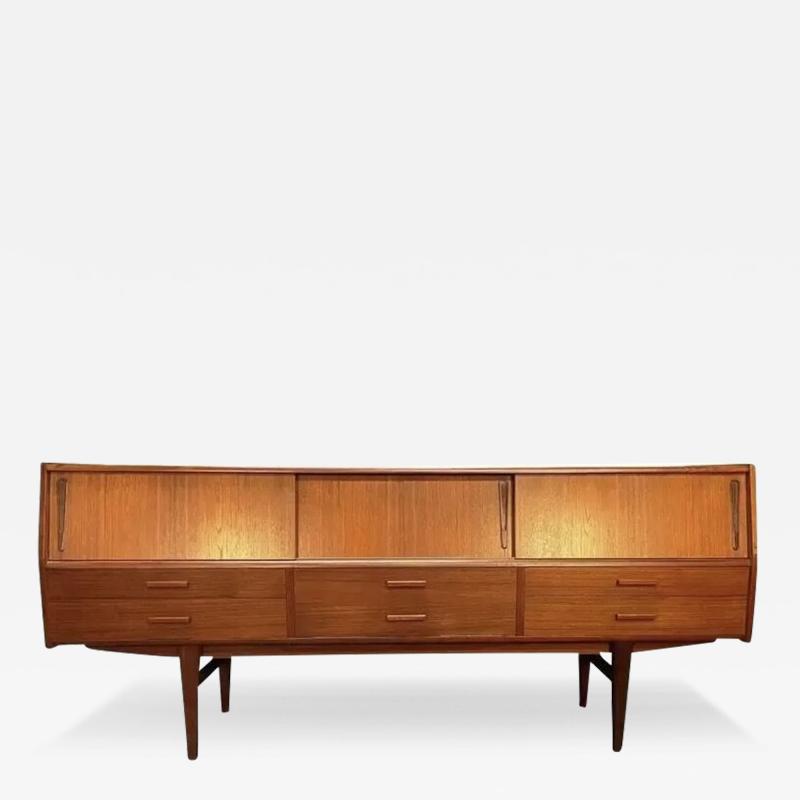 VINTAGE DANISH MID CENTURY MODERN TEAK CREDENZA