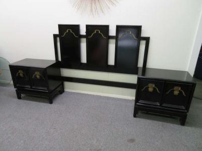  American of Martinsville Pair of Chinoiserie Style Asian Modern Lacquered Nightstands Mid Century