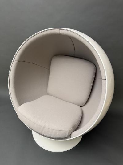  Asko Original Asko Ball Chair Eero Aarnio White and Gray Finland 1960s