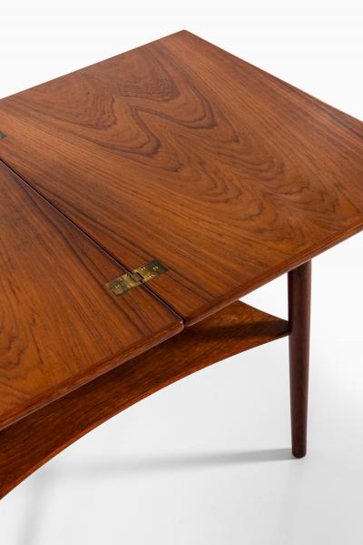  B rge Mogensen Borge Mogensen Side Table Model 149 Produced by S borg M belfabrik