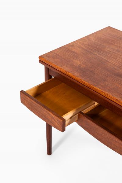  B rge Mogensen Borge Mogensen Side Table Model 149 Produced by S borg M belfabrik