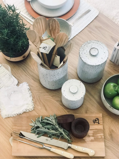  BERTI CARVING SET IN WHITE LUCITE HANDLES WITH WOOD BLOCK