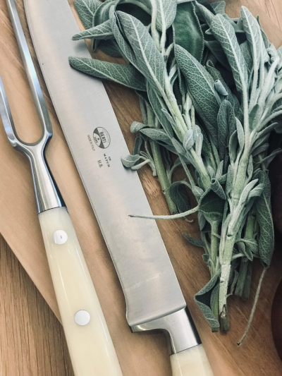  BERTI CARVING SET IN WHITE LUCITE HANDLES WITH WOOD BLOCK