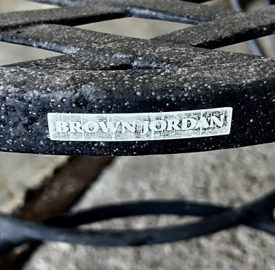  Brown Jordan Furniture Vintage Brown Jordan Aluminum Outdoor Round Table with Four Chairs