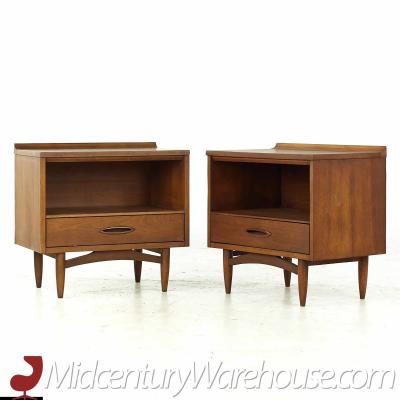  Broyhill Furniture Broyhill Sculptra Mid Century Walnut Nightstand Pair