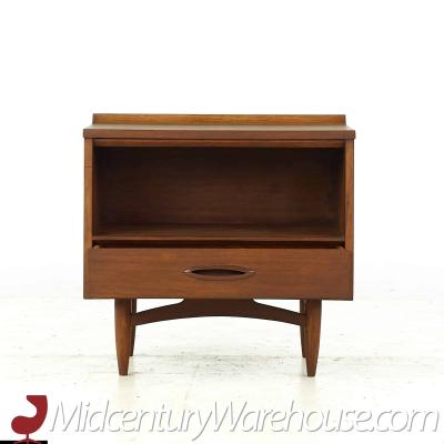  Broyhill Furniture Broyhill Sculptra Mid Century Walnut Nightstand Pair