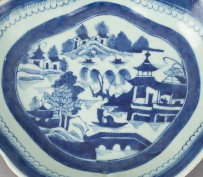  Chinese Export Porcelain Shrimp Dish