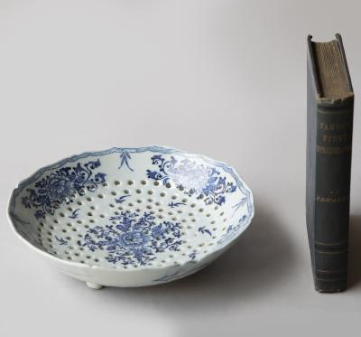 De Porceleyne Byl 18th CENTURY DUTCH DELFT STRAINER