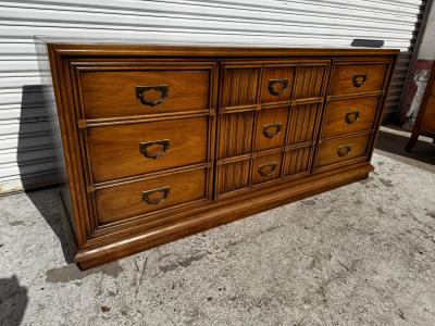 Drexel Drexel Heritage Furniture Drexel Plaudit collection Walnut 9 Drawer Dresser with Mirror