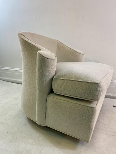  Dunbar HIGH END PAIR OF SWIVEL CHAIRS IN THE MANNER OF DUNBAR