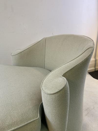  Dunbar HIGH END PAIR OF SWIVEL CHAIRS IN THE MANNER OF DUNBAR