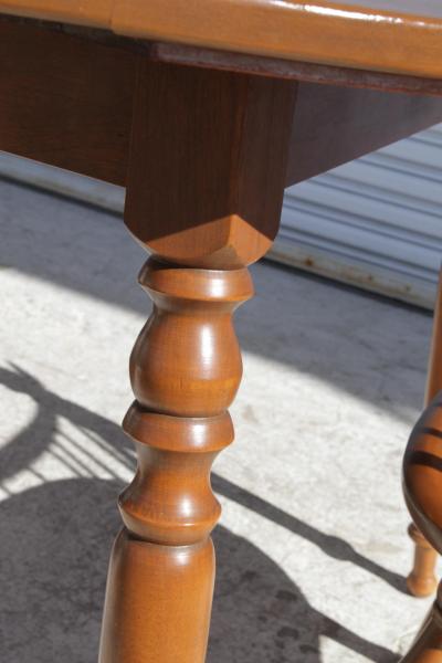  Ethan Allen 1980s Classic Ethan Allen Maple Colonial Style with 2 Leaf Extensions 4 Chairs