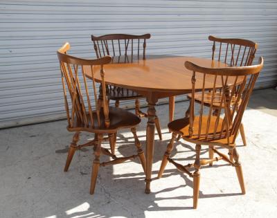  Ethan Allen 1980s Classic Ethan Allen Maple Colonial Style with 2 Leaf Extensions 4 Chairs