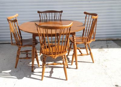  Ethan Allen 1980s Classic Ethan Allen Maple Colonial Style with 2 Leaf Extensions 4 Chairs