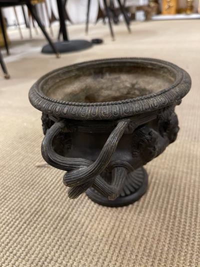  F Barbedienne Foundry XIX Century urne or bronze neo classic flower pot in the Barbedienne style