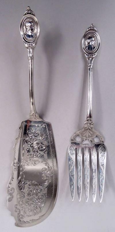  Farrington Hunnewell Farrington Hunnewell Medallion Boston Coin Silver Fish Serving Pair