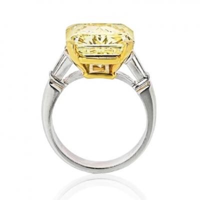  Graff GRAFF 13 CARAT RADIANT CUT DIAMOND FANCY YELLOW GIA TAPERED BAGUETTES RING
