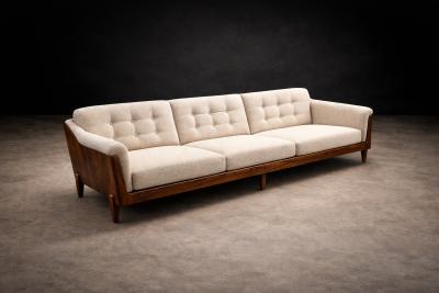  JD M veis e Decora es JD M veis Brazilian Rosewood Four Seat Sofa in Warm Oatmeal Boucl 1960s