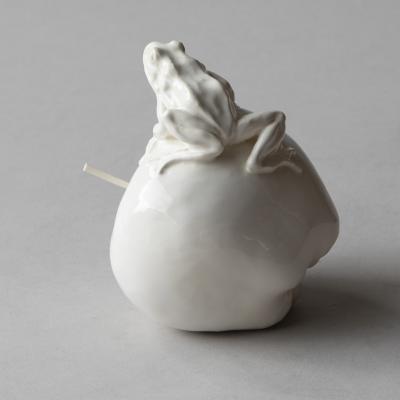  Jean Paul Gourdon SCULPTURE OF A SMALL FROG SITTING ATOP AN APPLE IN GLAZED WHITE FA ENCE