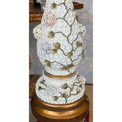  Meissen Porcelain Manufactory Meissen Style German Schneeballen Porcelain Snowball Vase Table Lamp
