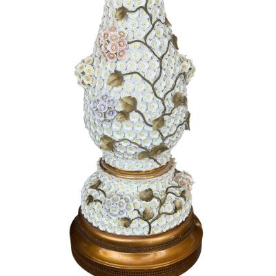  Meissen Porcelain Manufactory Meissen Style German Schneeballen Porcelain Snowball Vase Table Lamp