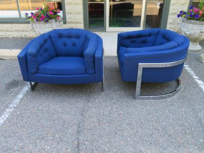  Metropolitan Furniture Gorgeous Pair of Milo Baughman Style Wide Seat Chrome Barrel Back Lounge Chairs