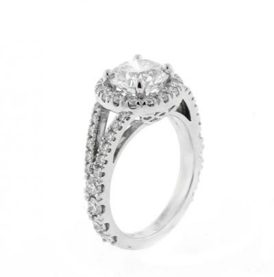 Pampillonia ROUND BRILLIANT DIAMOND ENGAGEMENT RING IN HALO SETTING WITH A SPLIT BAND