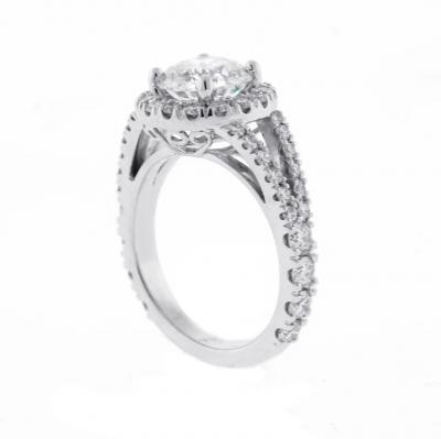 Pampillonia ROUND BRILLIANT DIAMOND ENGAGEMENT RING IN HALO SETTING WITH A SPLIT BAND