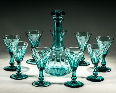  RICHARDSON A GREEN GLOBE DECANTER WITH NINE MATCHING GLASSES