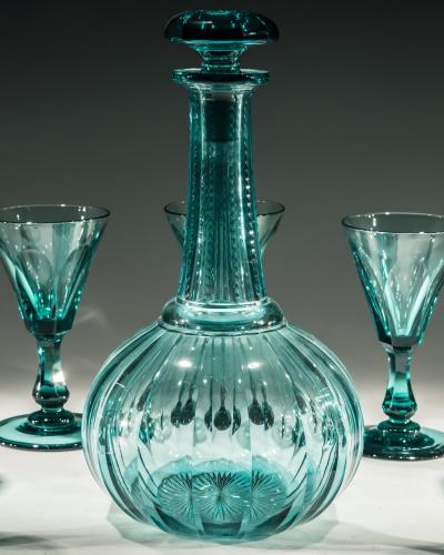  RICHARDSON A GREEN GLOBE DECANTER WITH NINE MATCHING GLASSES