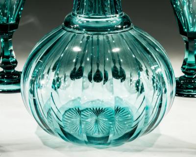  RICHARDSON A GREEN GLOBE DECANTER WITH NINE MATCHING GLASSES