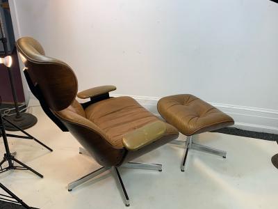  Selig Furniture Co STYLISH MID CENTURY LOUNGE CHAIR AND OTTOMAN BY SELIG