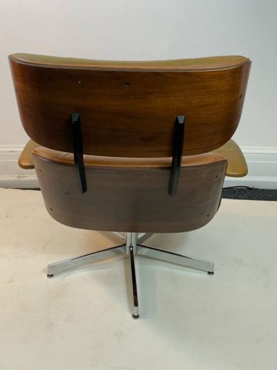  Selig Furniture Co STYLISH MID CENTURY LOUNGE CHAIR AND OTTOMAN BY SELIG