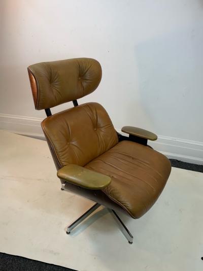  Selig Furniture Co STYLISH MID CENTURY LOUNGE CHAIR AND OTTOMAN BY SELIG