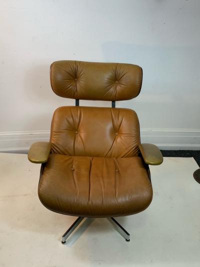 Selig Furniture Co STYLISH MID CENTURY LOUNGE CHAIR AND OTTOMAN BY SELIG
