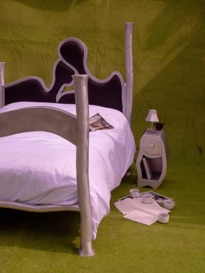  Six Dots Design Bed