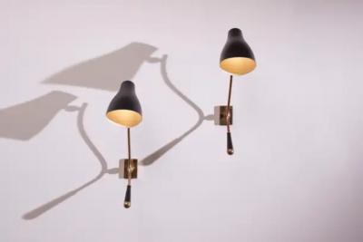  Stilnovo A pair of wall light made of brass and painted metal Italy 1950s