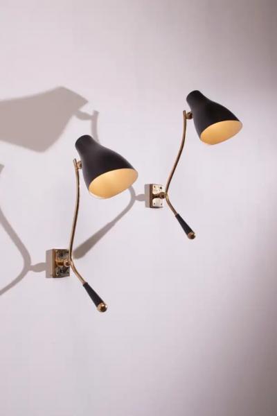  Stilnovo A pair of wall light made of brass and painted metal Italy 1950s