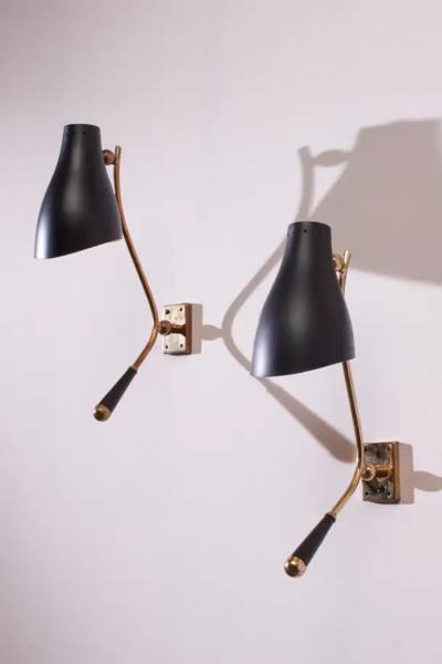  Stilnovo A pair of wall light made of brass and painted metal Italy 1950s